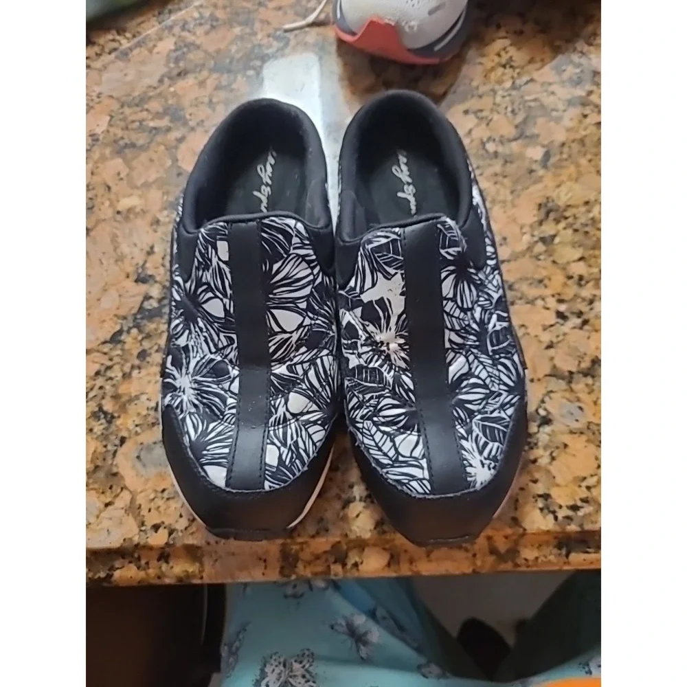 Womans Easy Spirit Travel Time Slip On Size 9 Black and White Floral Casual Boho
